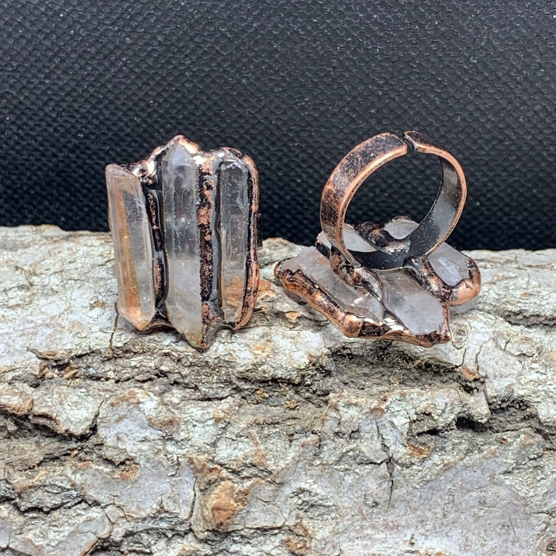 Anillo ajustable de triple combinación irregular de cuarzo transparente natural de Olivenorma 