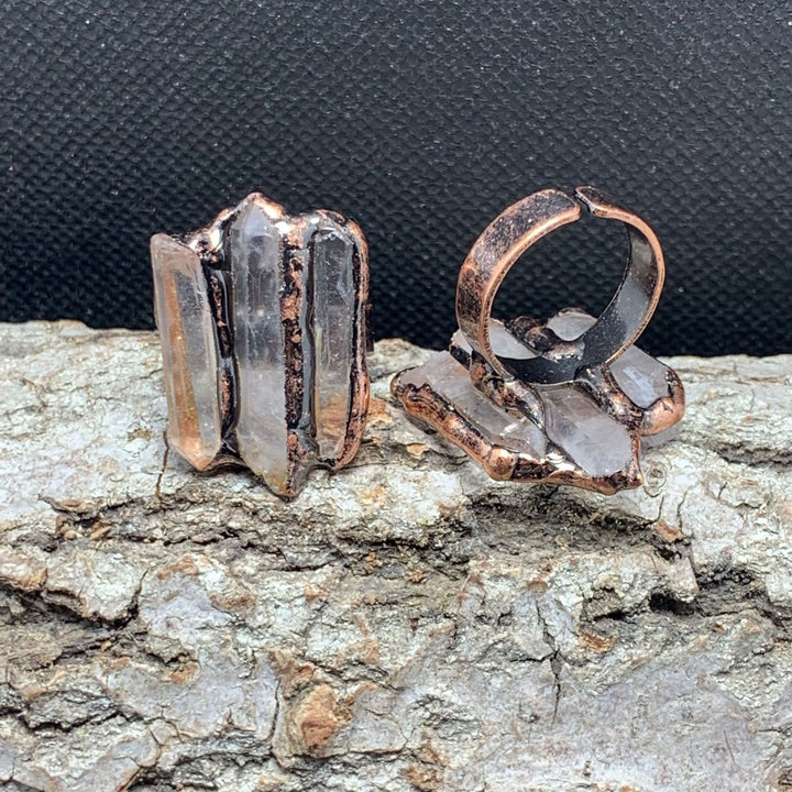 Anillo ajustable de triple combinación irregular de cuarzo transparente natural de Olivenorma 