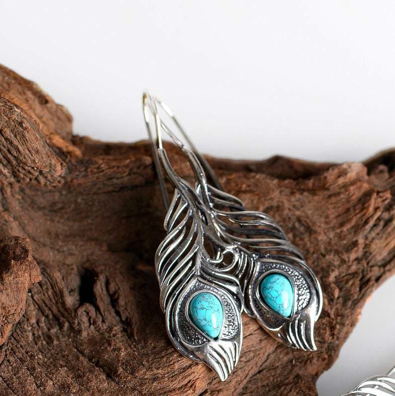 Pendientes bohemios con plumas de pavo real turquesas recortadas de Olivenorma