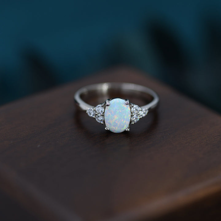 Anillo delicado de ópalo ovalado de Olivenorma