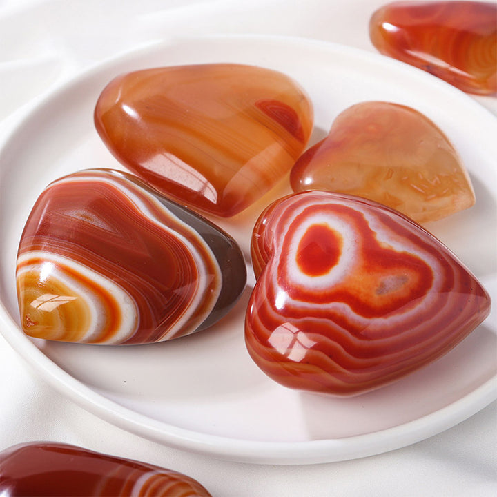 Corazones de cristal curativo de ágata roja. 