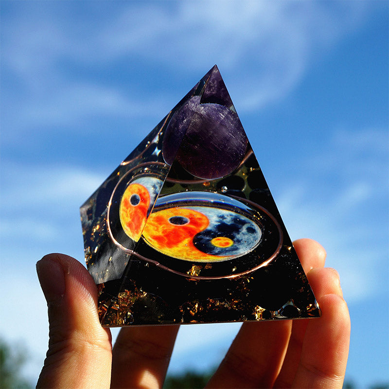 Pirámide orgónica de equilibrio Yin Yang de la serie Amatista de Olivenorma 