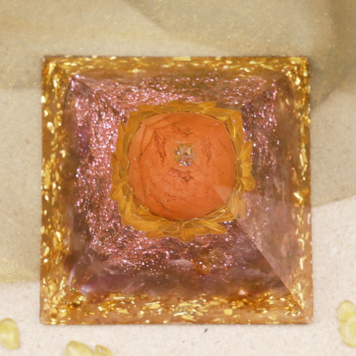 Esfera de piedra solar de Olivenorma con pirámide de orgón de amatista