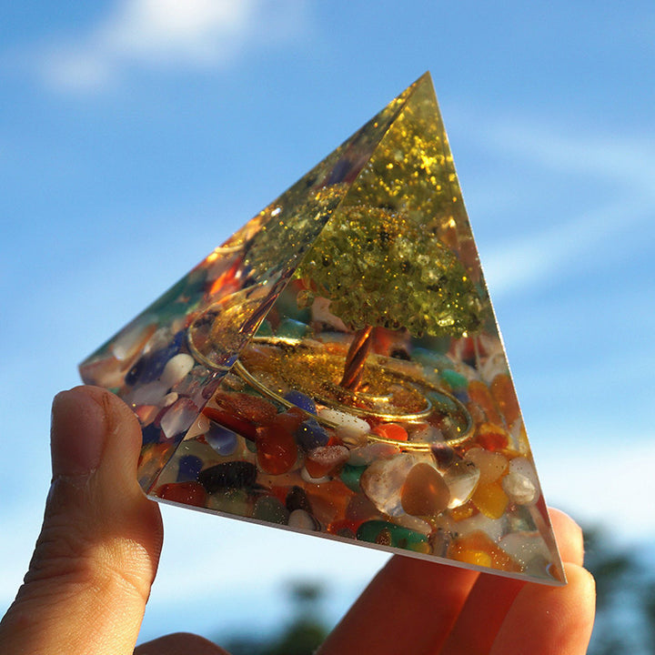 Pirámide orgónica del árbol de la vida de fluorita de Olivenorma con peridoto