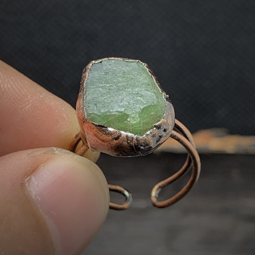 Anillo ajustable con doce piedras de nacimiento de piedra irregular natural en bruto de Olivenorma 