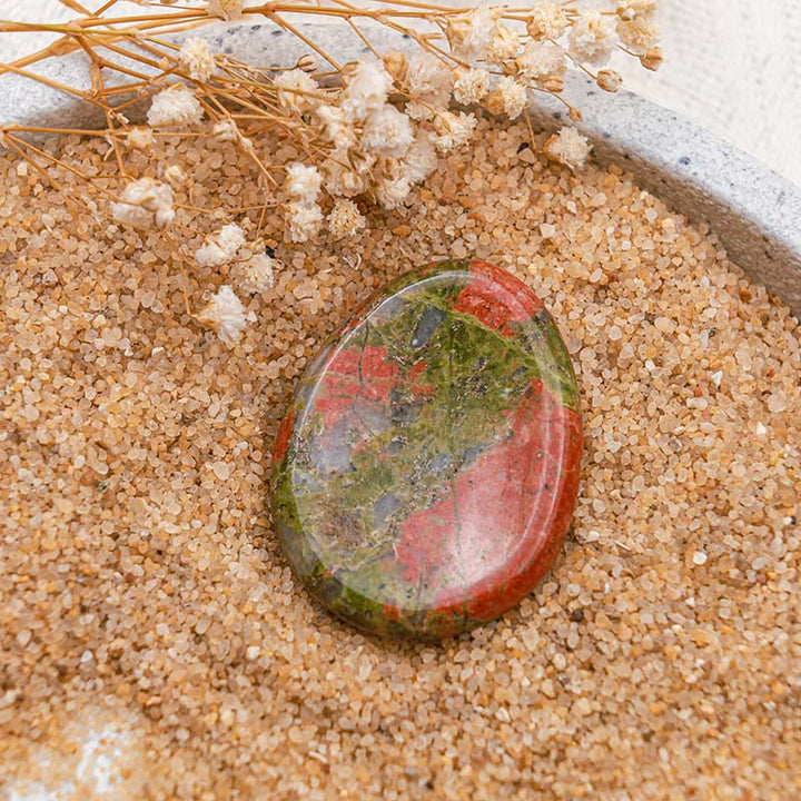 Piedra curativa para la preocupación del pulgar de unakita de Olivenorma