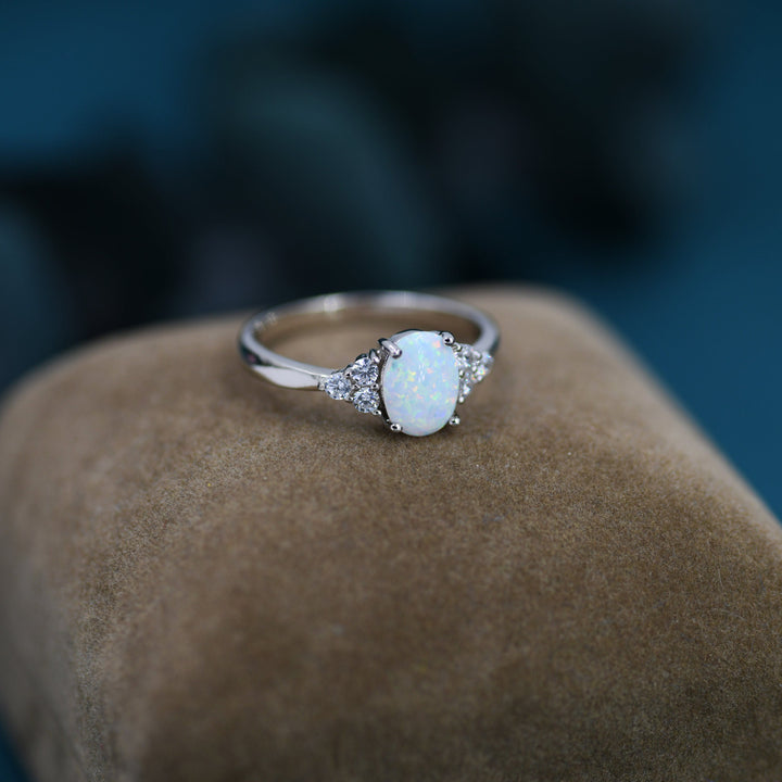 Anillo delicado de ópalo ovalado de Olivenorma