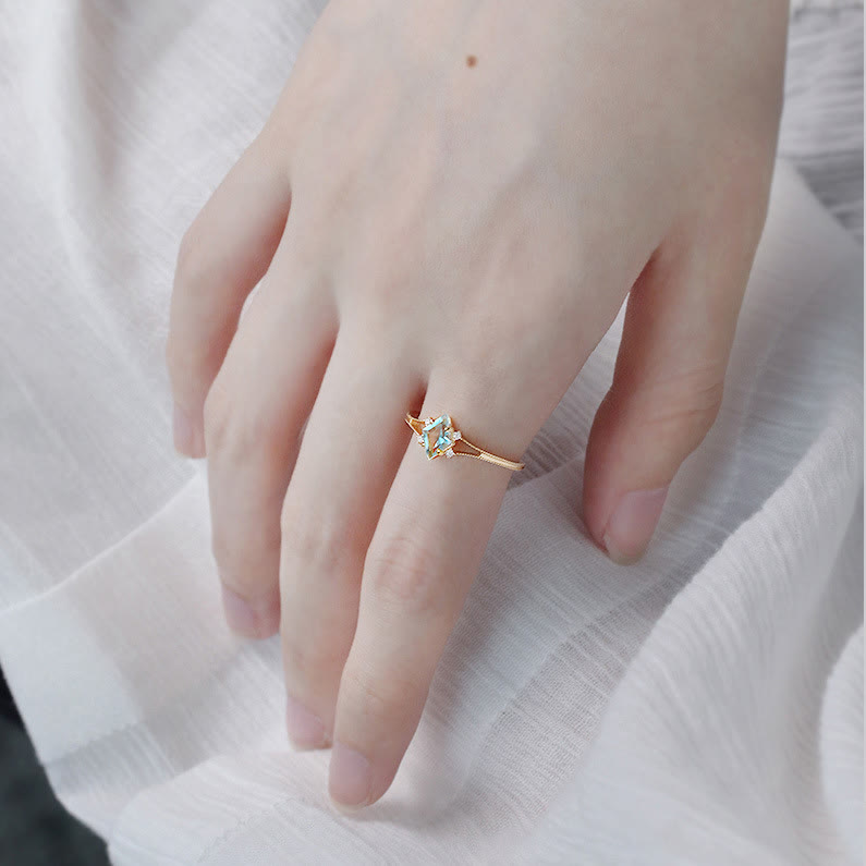 Anillo de diamantes y circonitas blancas con aguamarina de Olivenorma