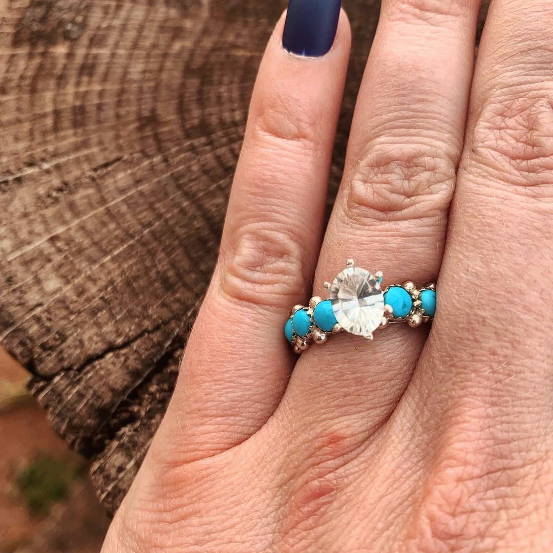 Anillo de compromiso con diamantes y circonita blanca turquesa de Olivenorma