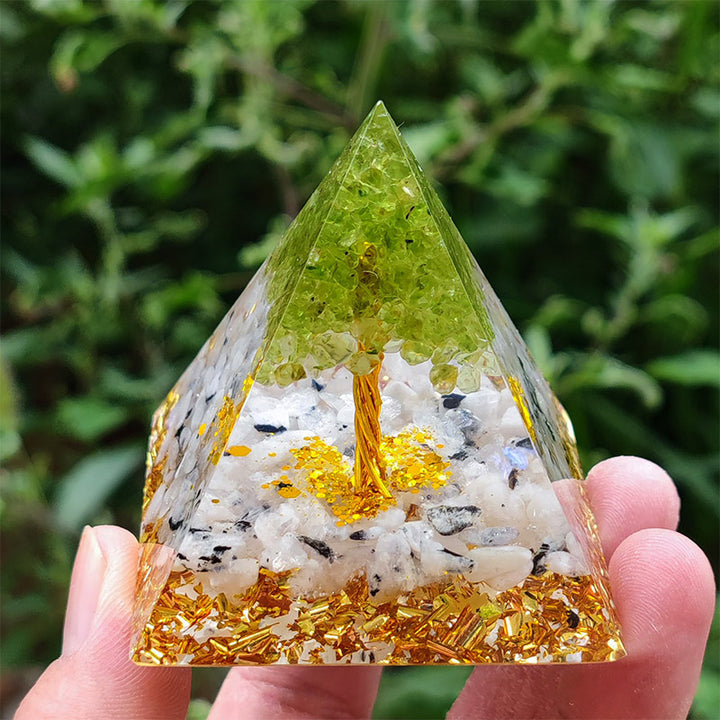 Pirámide de orgón del árbol de la vida con piedra lunar de Olivenorma y peridoto 