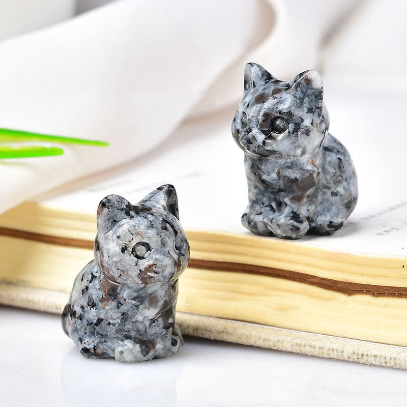 Artesanías con talladas de piedras preciosas y gatitos de cristal de Olivenorma.