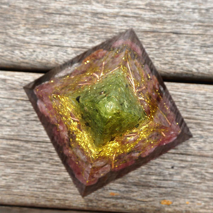 Pirámide de orgón de cuarzo fresa y peridoto con forma de árbol de la vida de Olivenorma