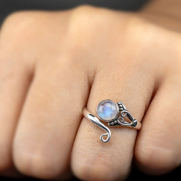 Anillo retro de piedra lunar redonda “Purifica la energía” de Olivenorma