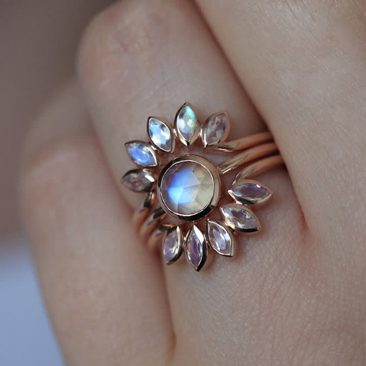 Anillo de 3 piezas con piedra lunar y flor de sol de Olivenorma “Diosa de las mareas”