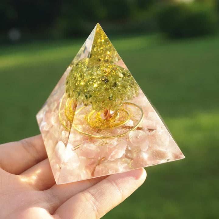 Pirámide orgónica del árbol de la vida con peridoto y cuarzo rosa de Olivenorma
