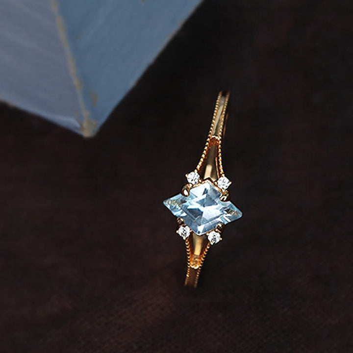 Anillo de diamantes y circonitas blancas con aguamarina de Olivenorma