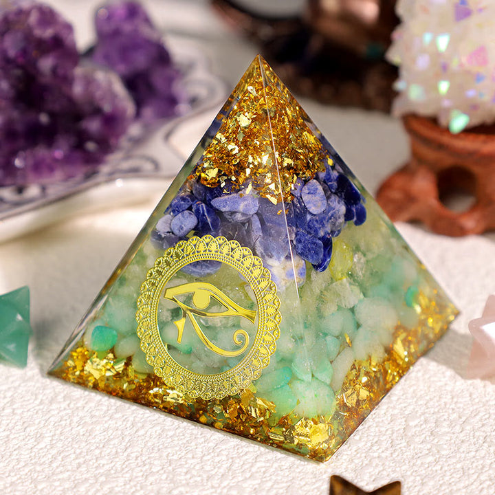 Pirámide de orgón con ojo de Horus, peridoto, aventurina azul y verde de Olivenorma