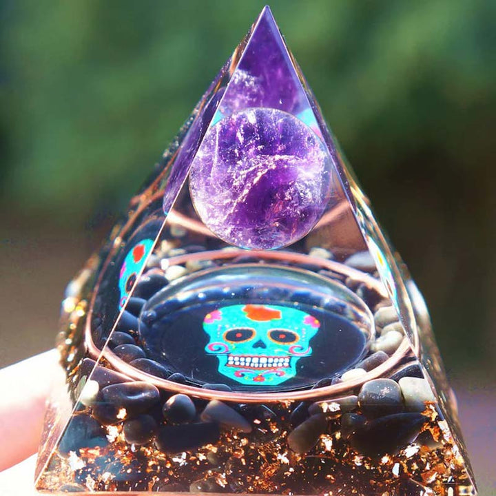 Pirámide de orgón con símbolo de calavera de amatista y obsidiana de Olivenorma 
