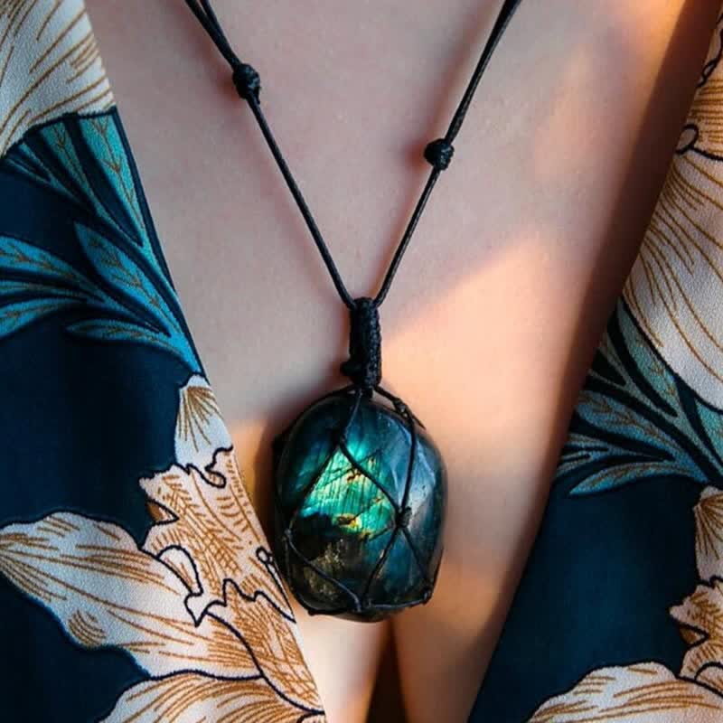Collar de piedra labradorita natural con forma de corazón de dragón envuelto de Olivenorma