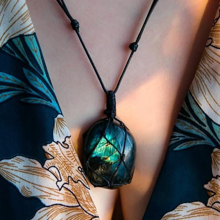 Collar de piedra labradorita natural con forma de corazón de dragón envuelto de Olivenorma