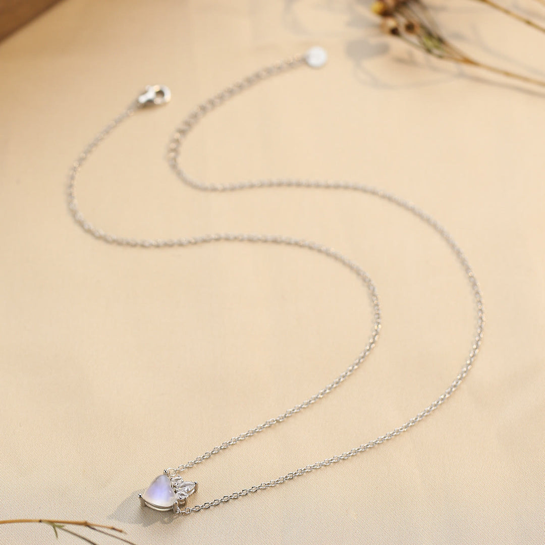 Collar con colgante de piedra lunar y circonita blanca con forma de corazón de Olivenorma