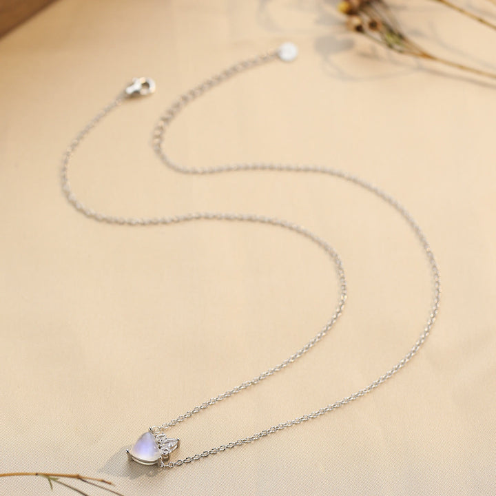Collar con colgante de piedra lunar y circonita blanca con forma de corazón de Olivenorma