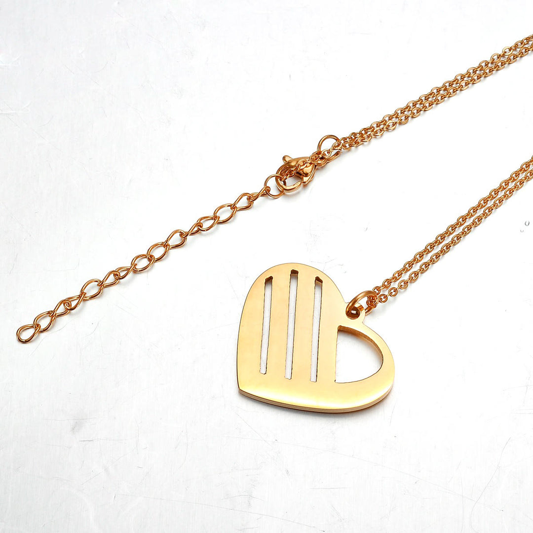 Collar con colgante con nombre y piedra natal de diamante recortado en forma de corazón de Olivenorma 