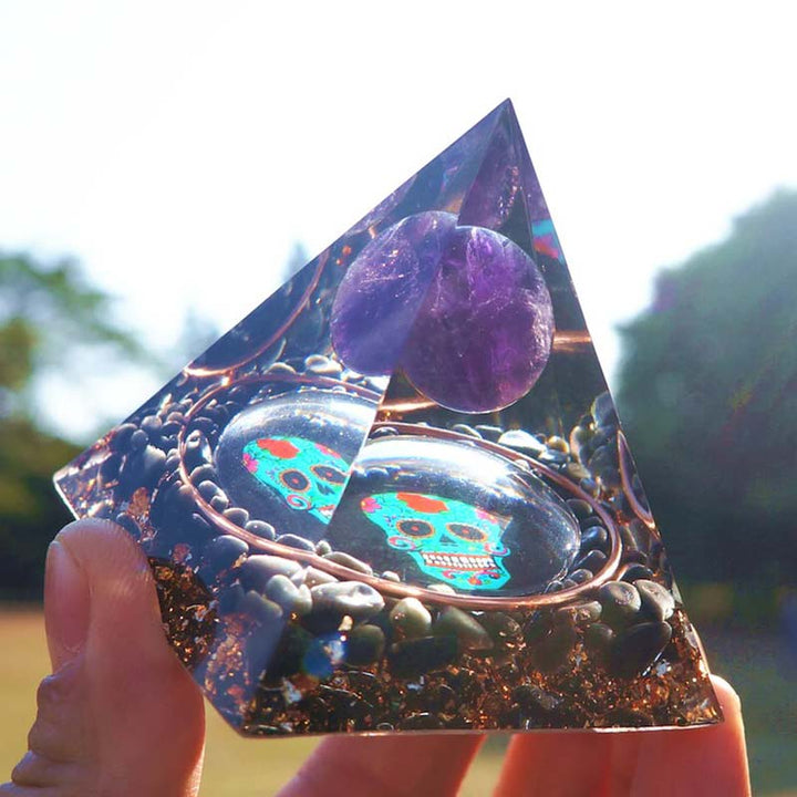 Pirámide de orgón con símbolo de calavera de amatista y obsidiana de Olivenorma 