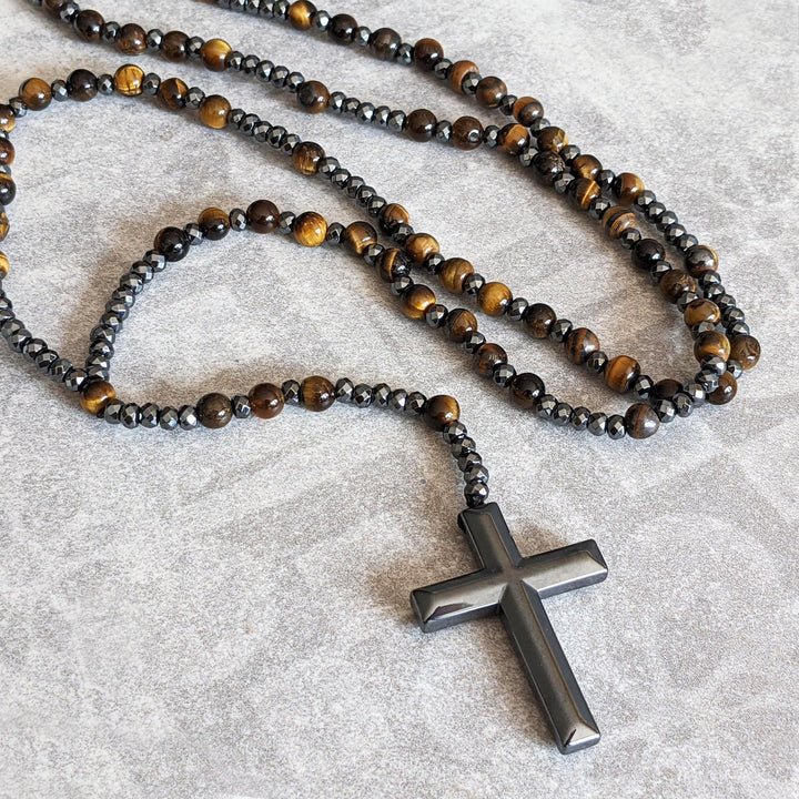 Collar rosario para hombre con cruz de lapislázuli y ojo de tigre de Olivenorma