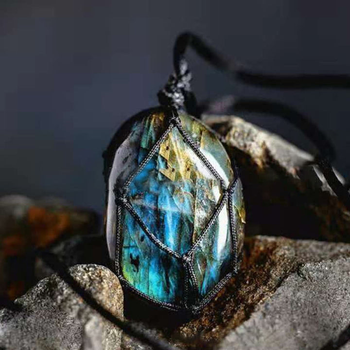 Collar de piedra labradorita natural con forma de corazón de dragón envuelto de Olivenorma
