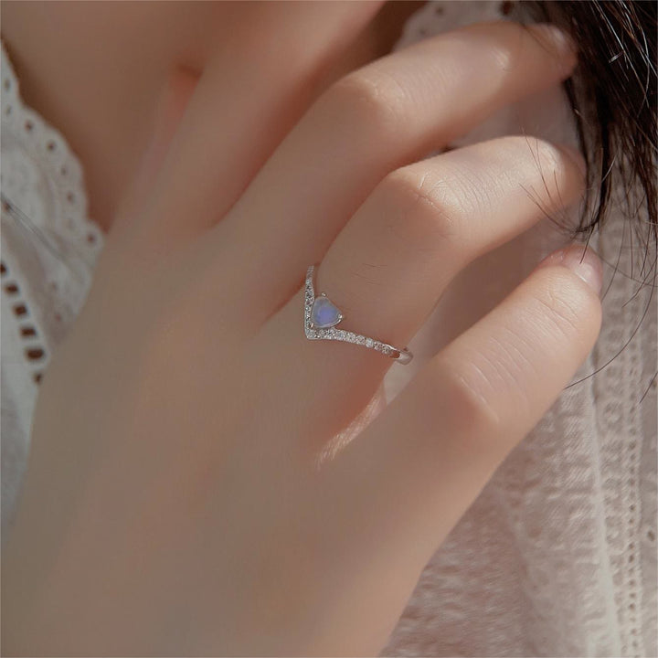 Anillo con diseño de piedra lunar en forma de corazón de Olivenorma 
