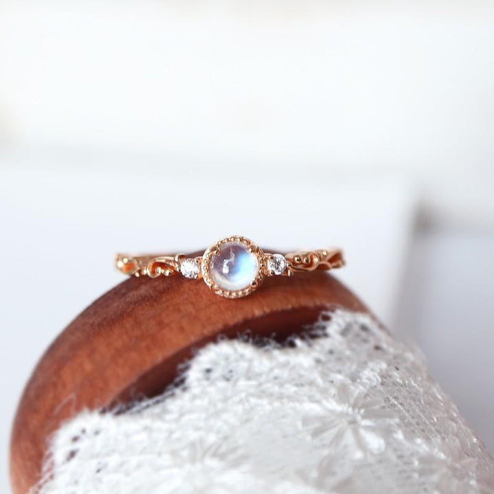 Anillo delicado de circonita y piedra lunar natural de Olivenorma