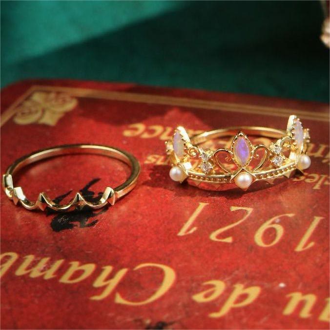 Anillo con corona de Rapunzel y perla de agua dulce opalita de Olivenorma 