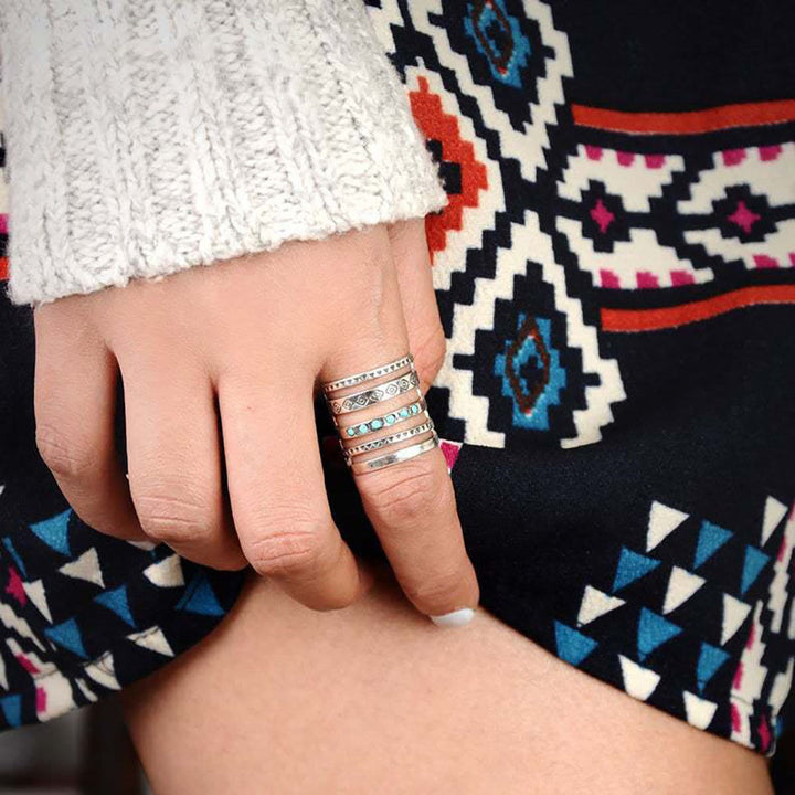 Anillo de plata de ley con turquesa tallada y diseño calado bohemio de Olivenorma