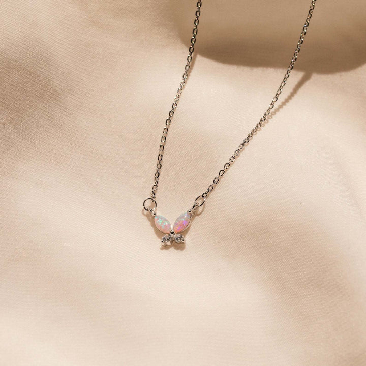 Collar de acero y titanio con colgante de mariposa de ópalo azul y rosa de Olivenorma