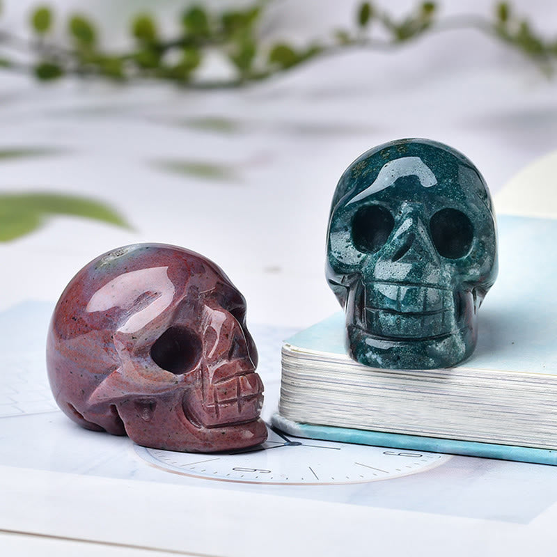 Artesanía con calaveras grabadas en cristal de Olivenorma , decoración con piedras preciosas