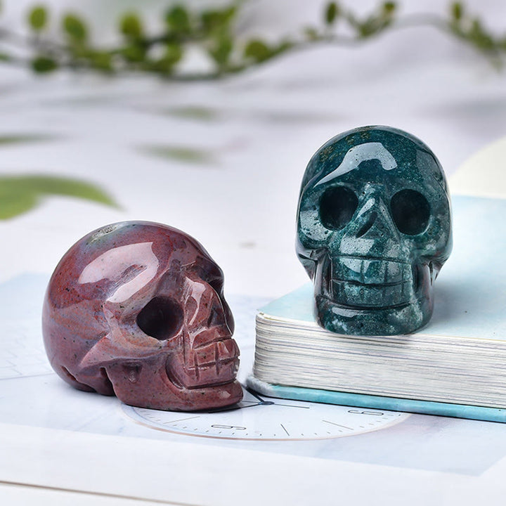 Artesanía con calaveras grabadas en cristal de Olivenorma , decoración con piedras preciosas
