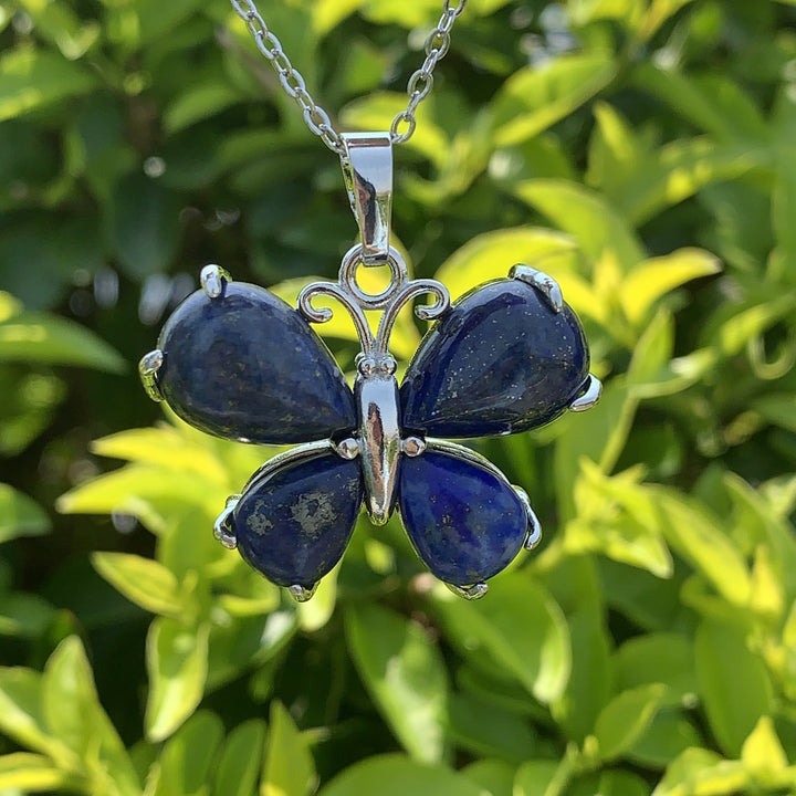 Collar con forma de mariposa y piedras preciosas de cristal natural de Olivenorma