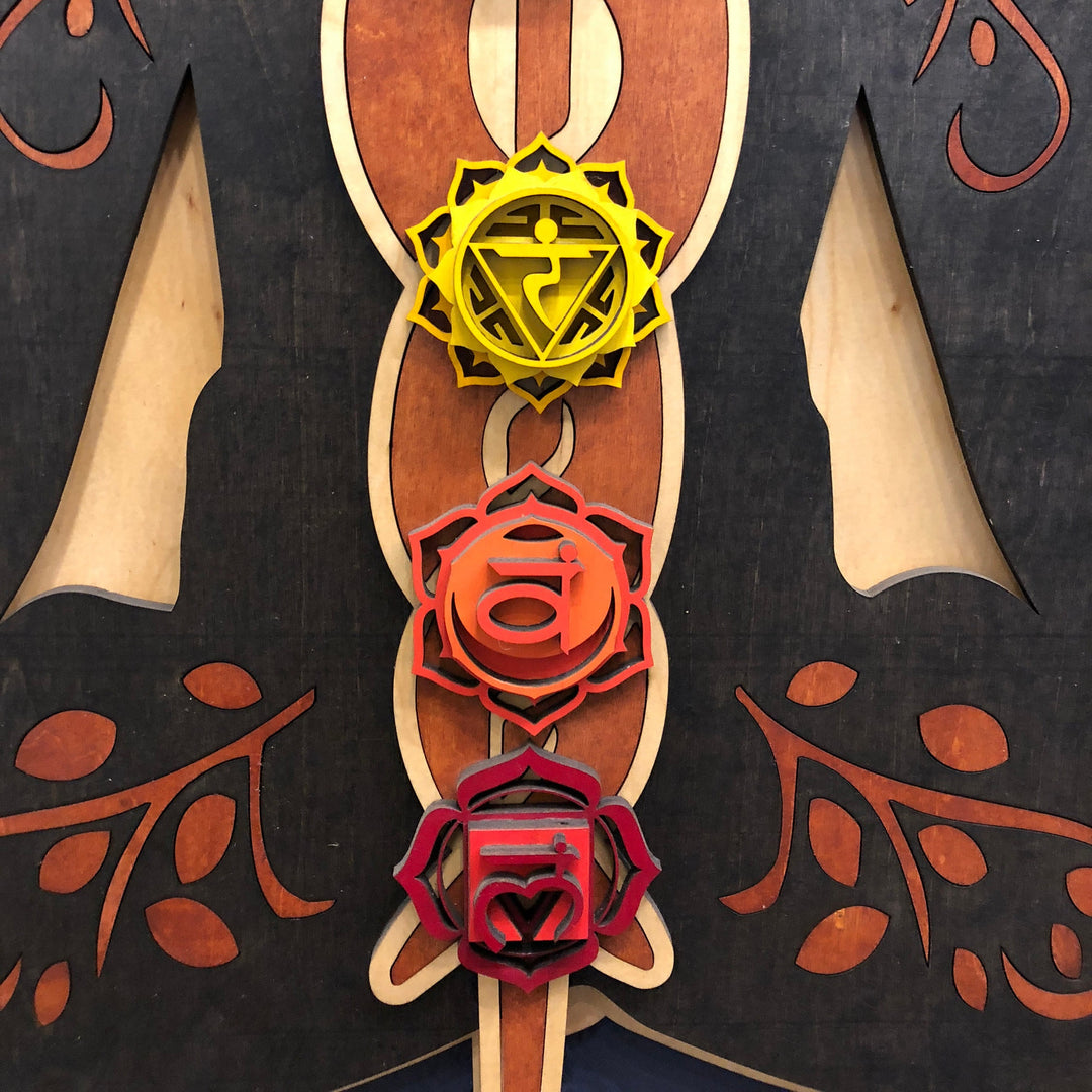 Decoración de pared de madera teñida pintada a mano con el chakra Kundalini de Olivenorma