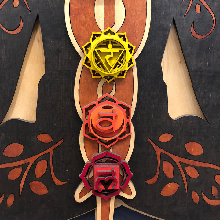 Decoración de pared de madera teñida pintada a mano con el chakra Kundalini de Olivenorma