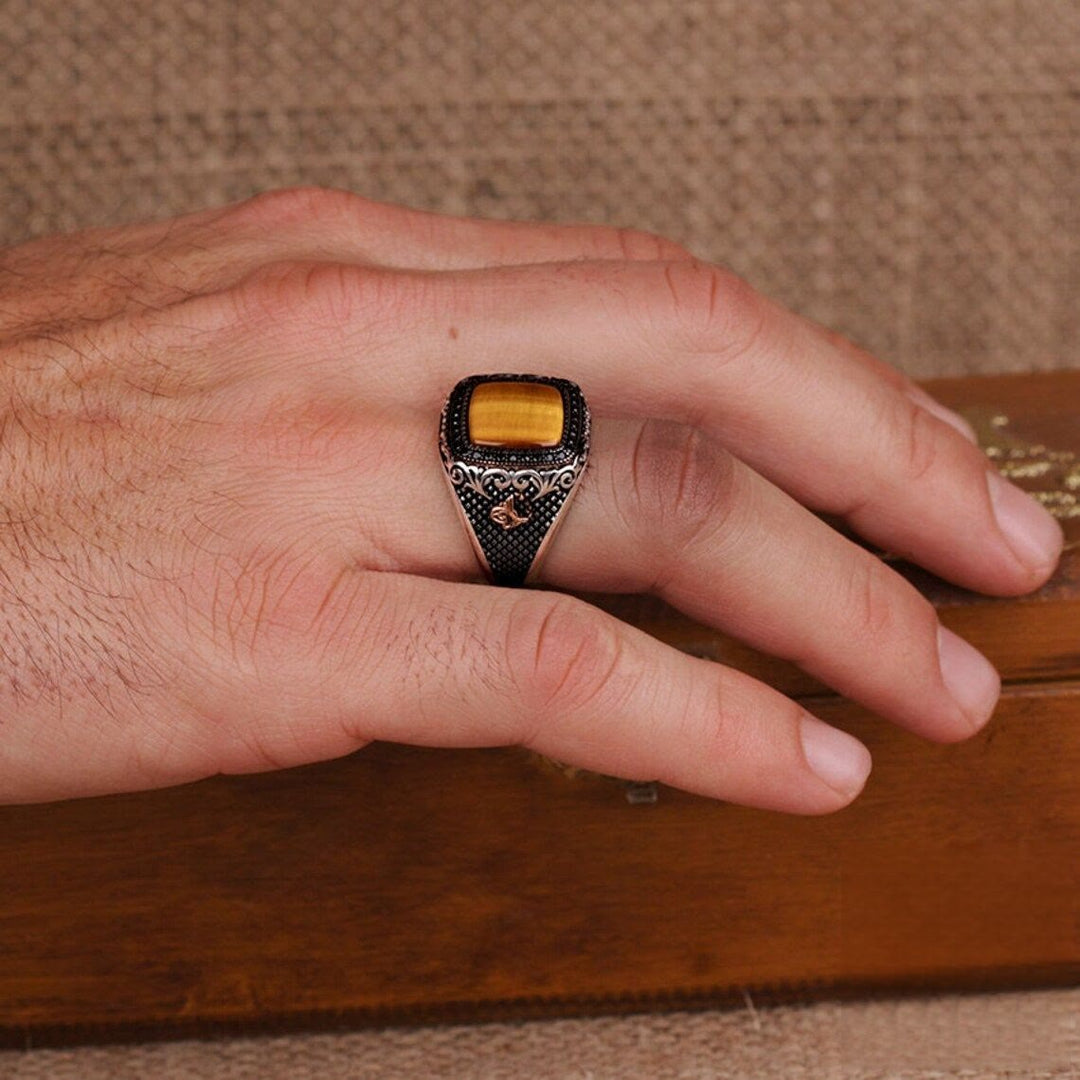 Anillo de hombre con ojo de tigre grabado en metal de Olivenorma
