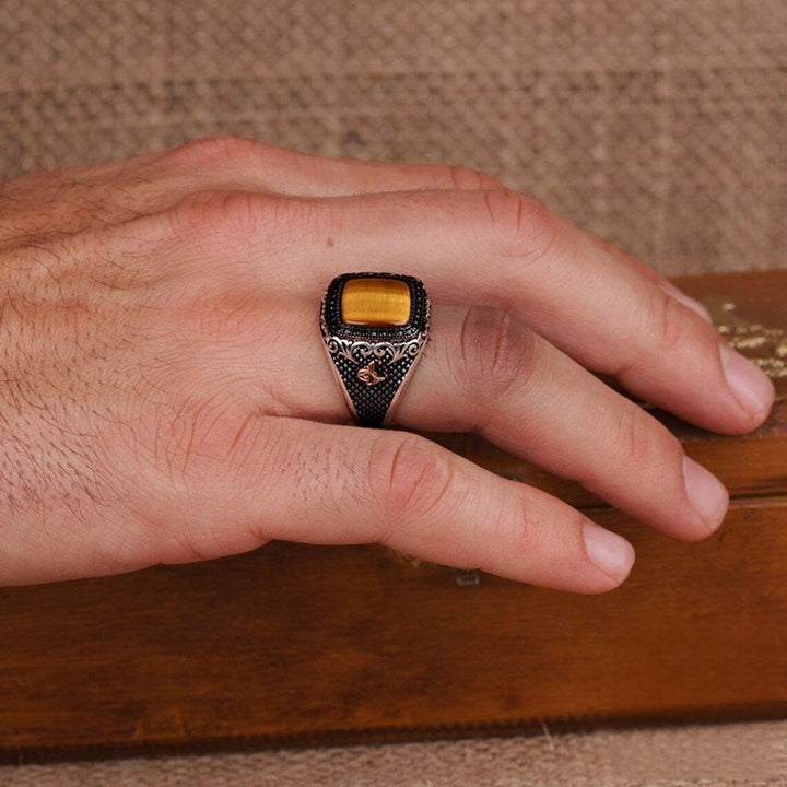 Anillo de hombre con ojo de tigre grabado en metal de Olivenorma