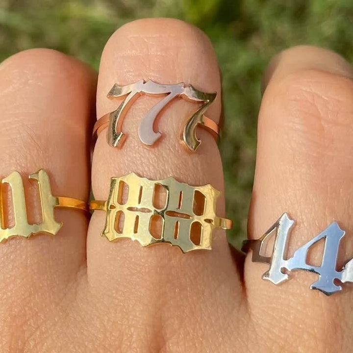 Anillo de la suerte minimalista con número angelical
