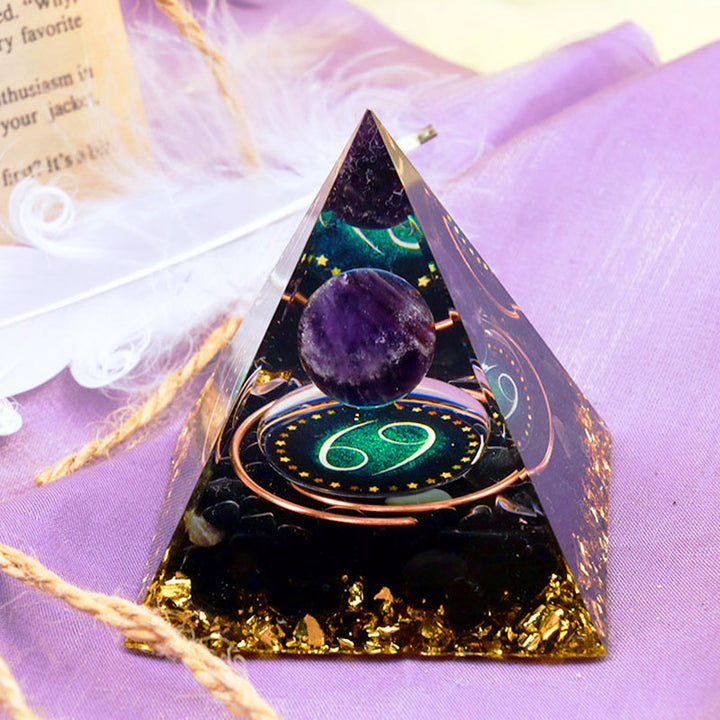 Pirámide de orgón del zodiaco Cáncer con esfera de amatista y obsidiana de Olivenorma