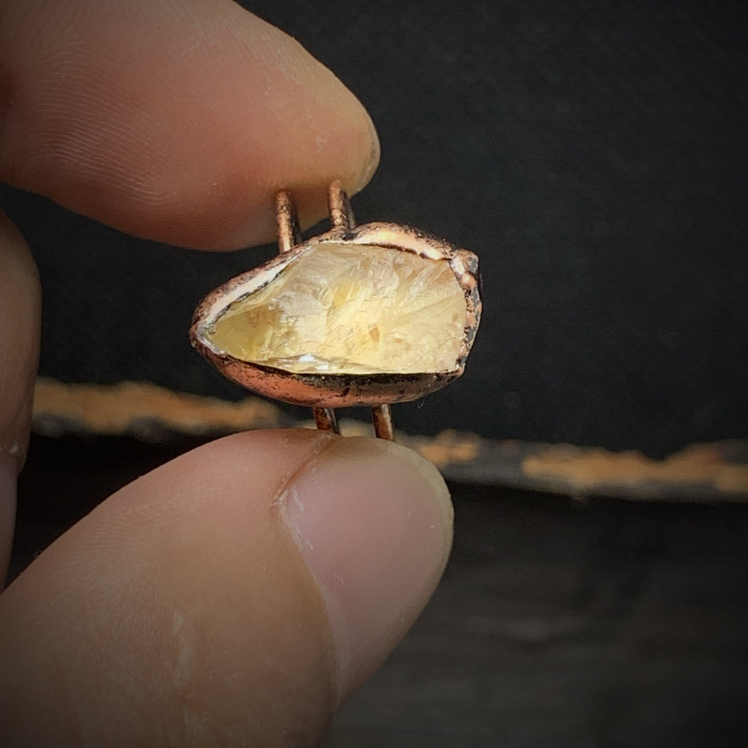 Anillo ajustable con doce piedras de nacimiento de piedra irregular natural en bruto de Olivenorma 