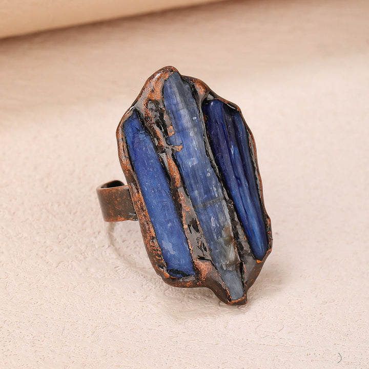 Anillo ajustable con apertura irregular y cianita en bruto de Olivenorma