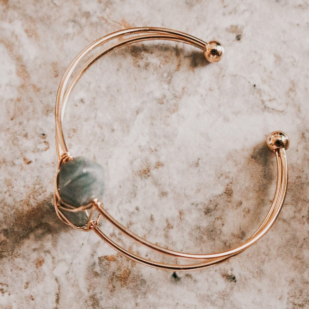 Pulsera de alambre con poste hexagonal de cristal natural de Olivenorma 