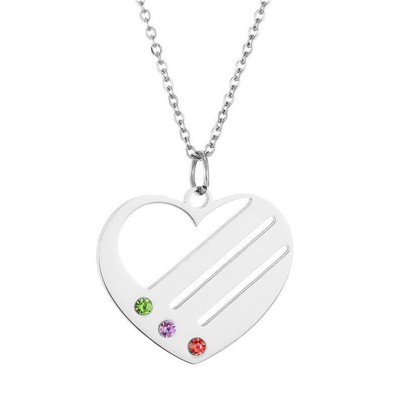 Collar con colgante con nombre y piedra natal de diamante recortado en forma de corazón de Olivenorma 