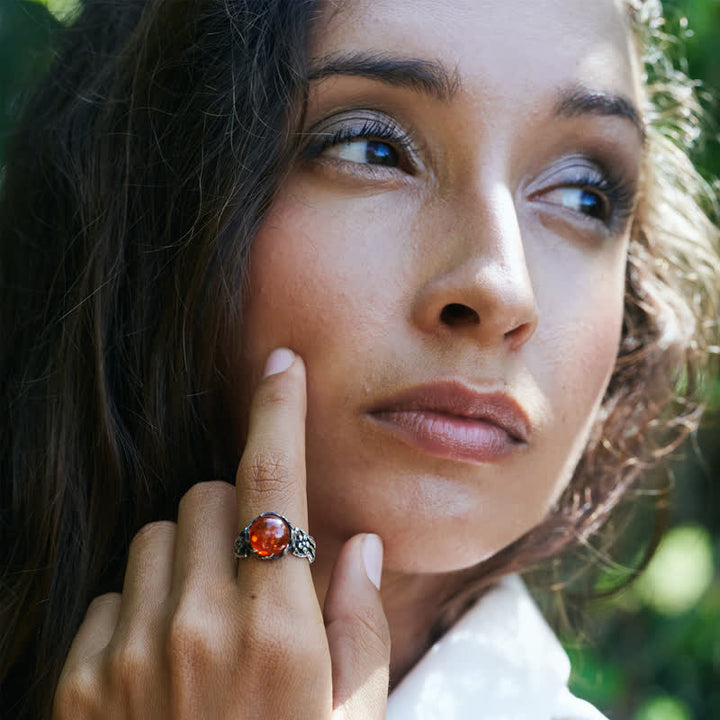 Anillo antiguo de plata con flor de ámbar.