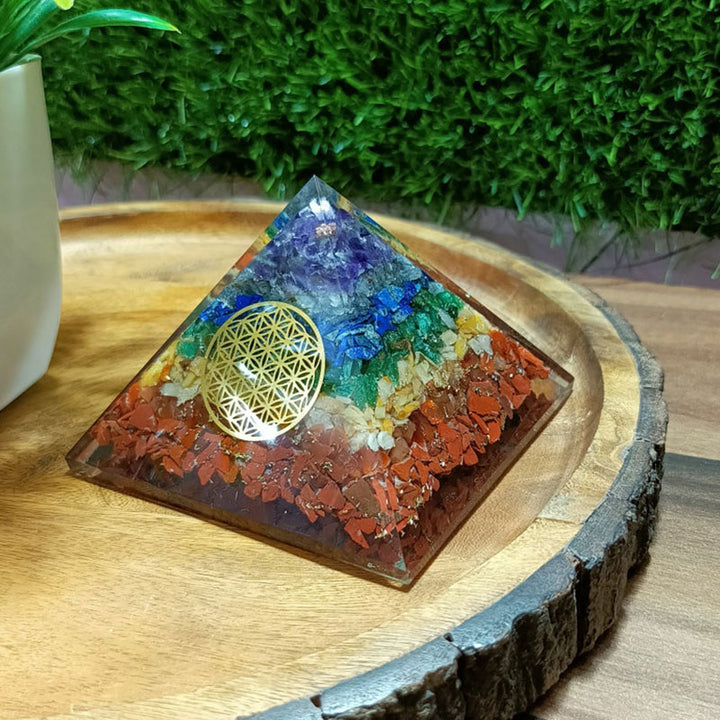 Pirámide orgónica del símbolo de la flor de la vida del chakra Olivenorma 